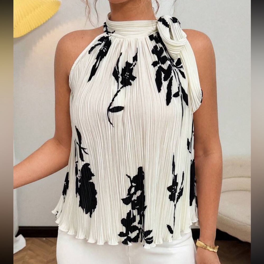 Black and White Sleeveless Pleated Blouse